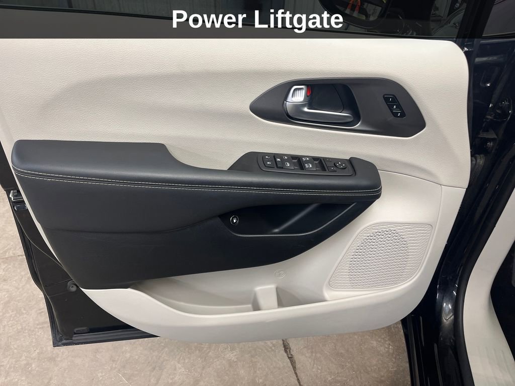 Used 2024 Chrysler Pacifica Select image 13