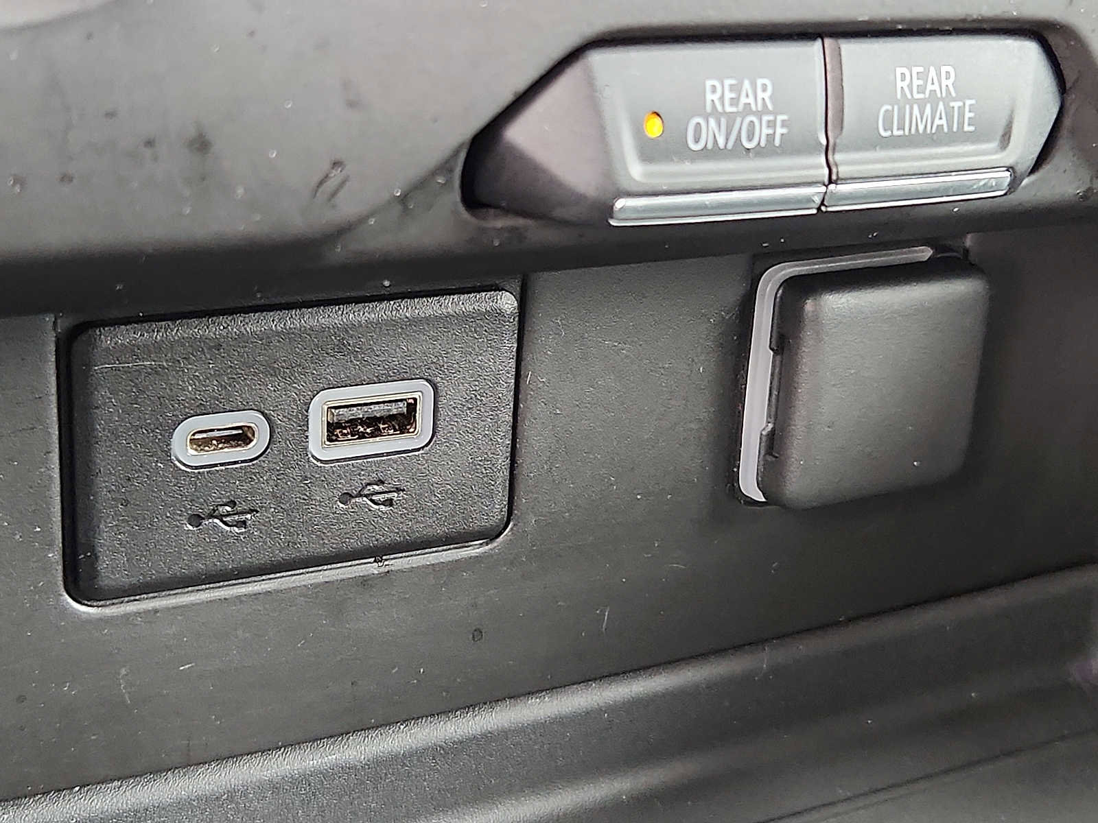 Used 2021 GMC Yukon SLE image 24