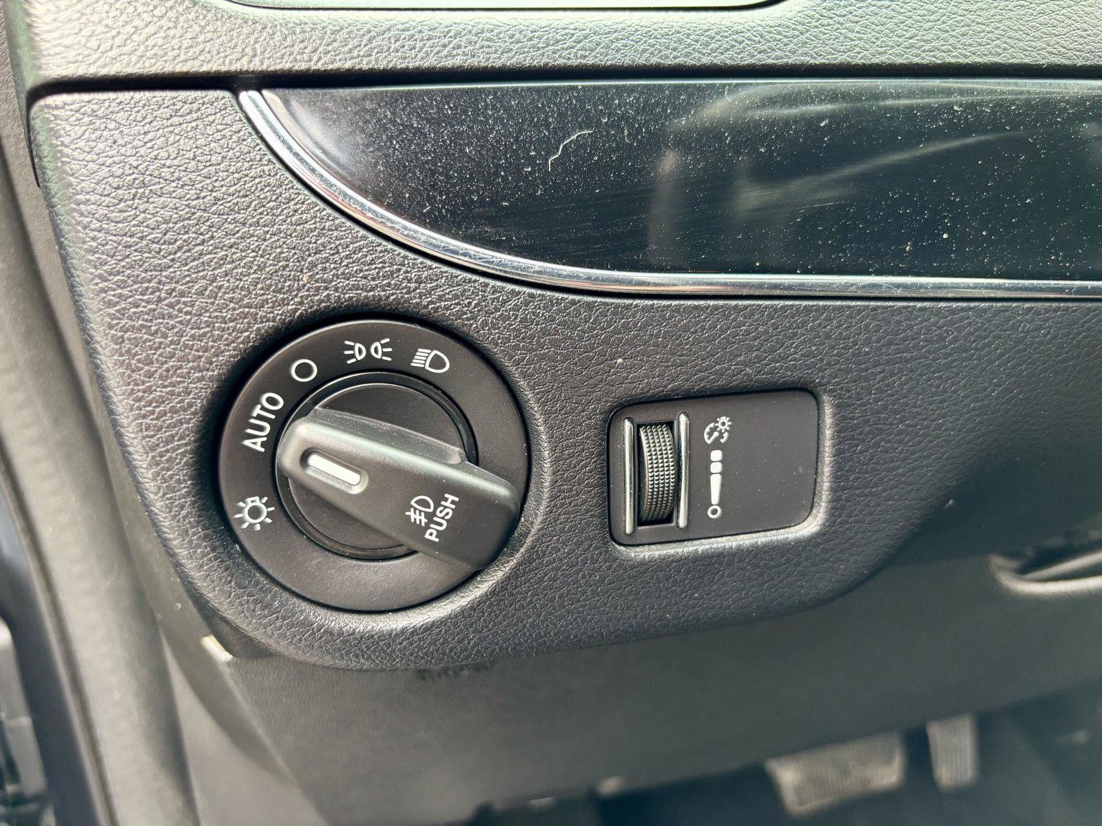Used 2018 Dodge Grand Caravan SE FWD image 18