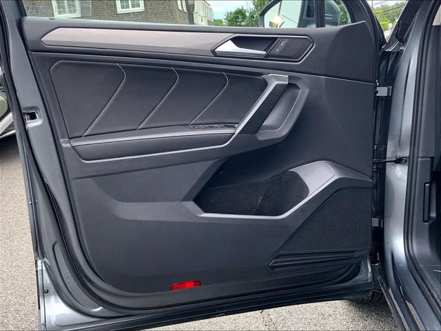 Used 2023 Volkswagen Tiguan SE w/ Panoramic Sunroof Package AWD/4WD image 27