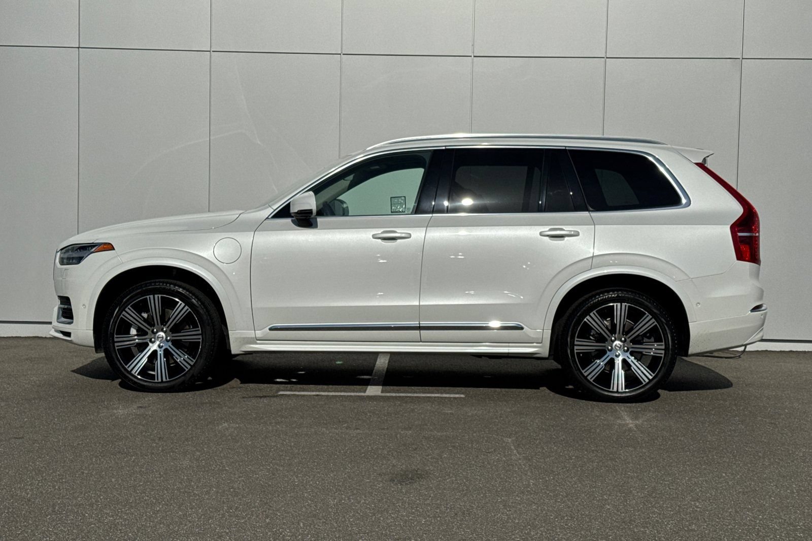 Used 2025 Volvo XC90 T8 Plus AWD/4WD image 2