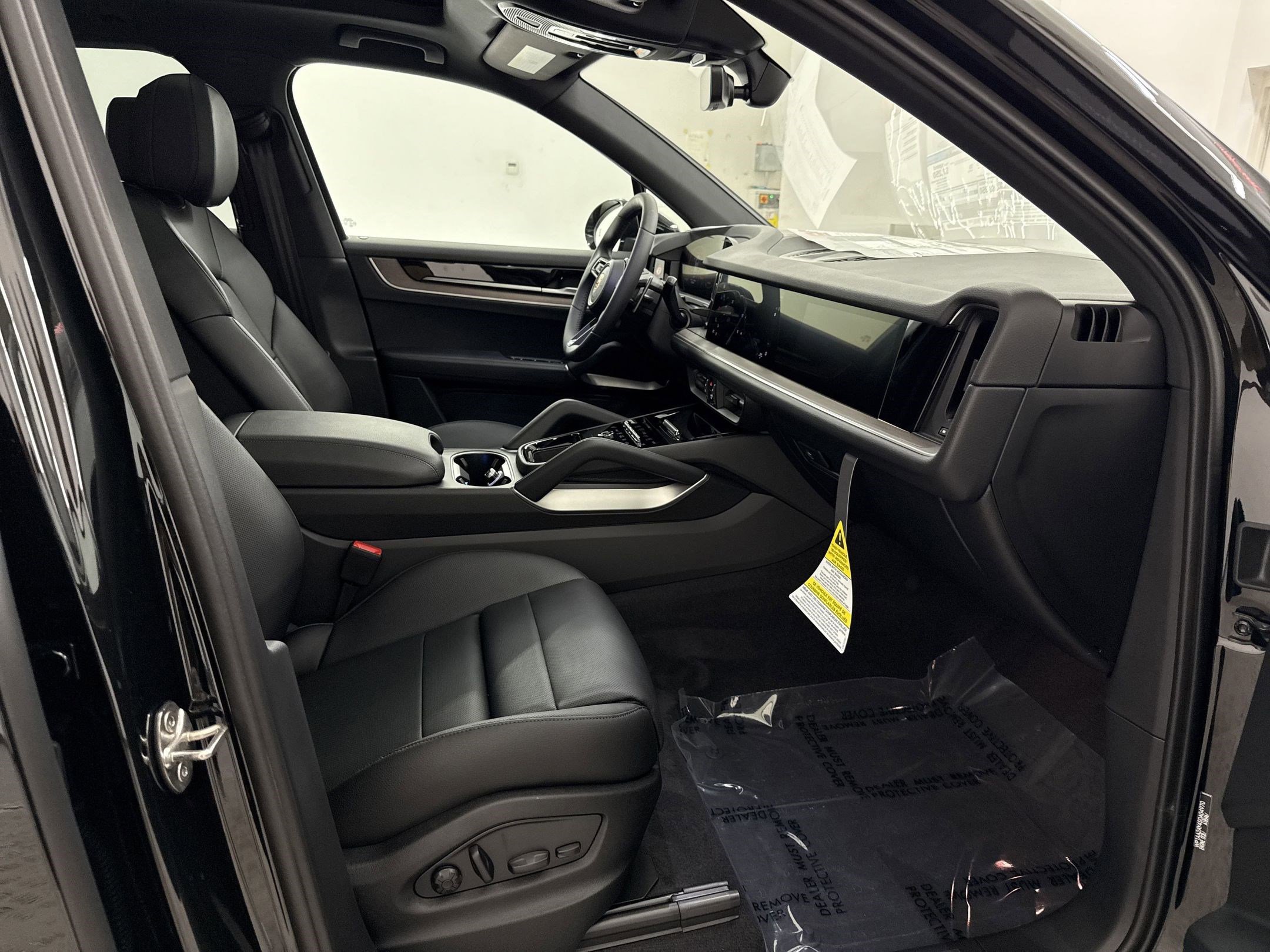 Used 2025 Porsche Cayenne image 36