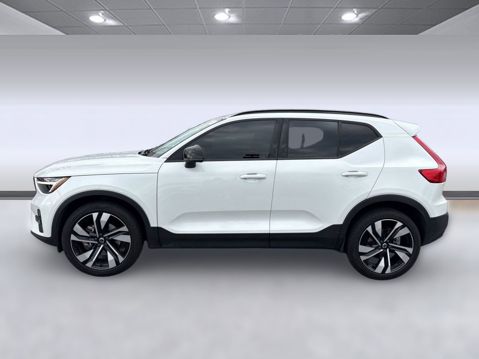 Certified 2023 Volvo XC40 B5 Plus w/ Climate Package image 2