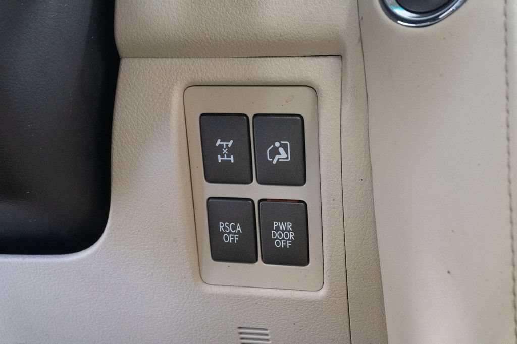 Used 2015 Lexus LX 570 4WD w/ Luxury Package image 17