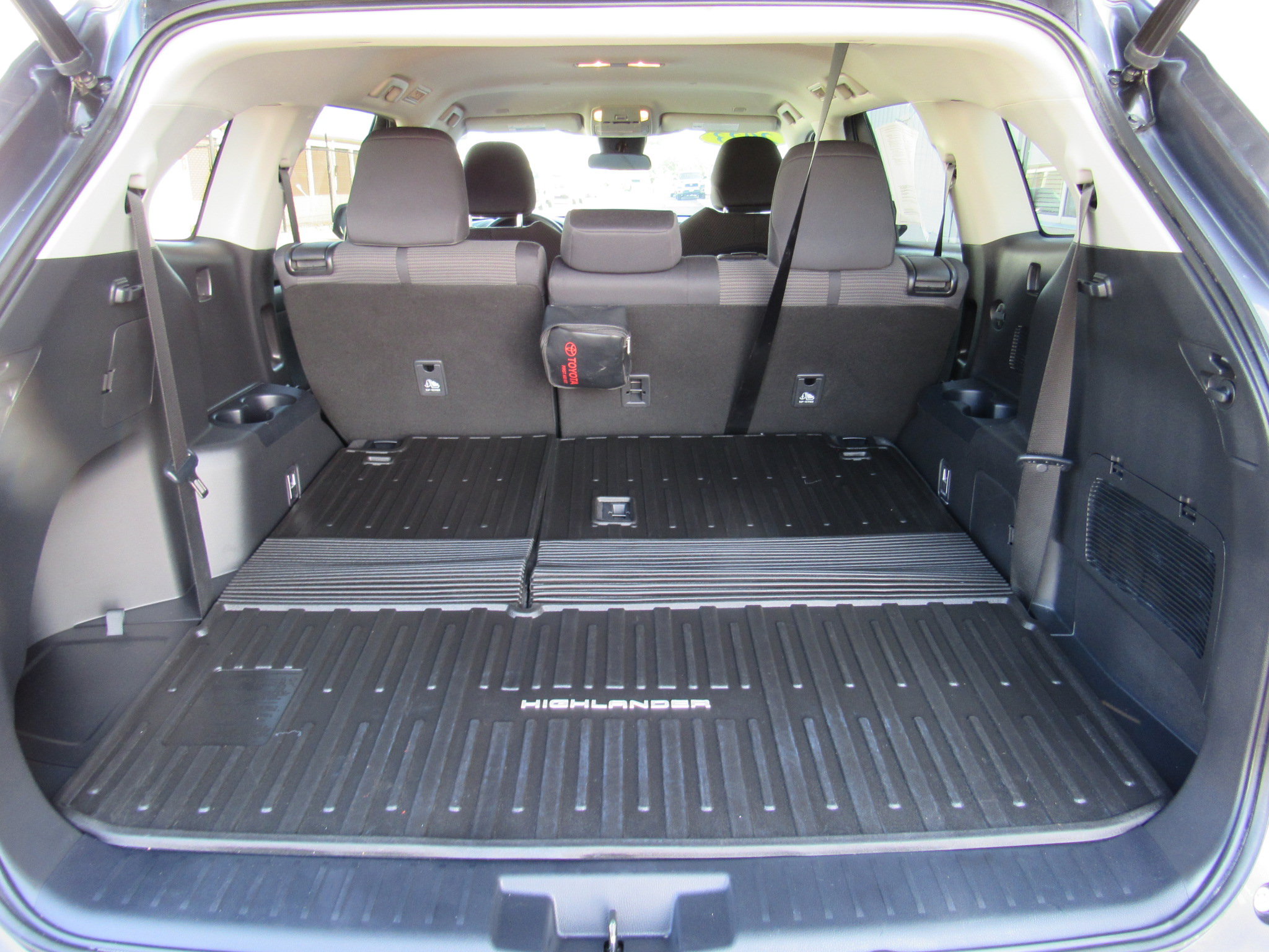 Used 2023 Toyota Highlander LE FWD image 36