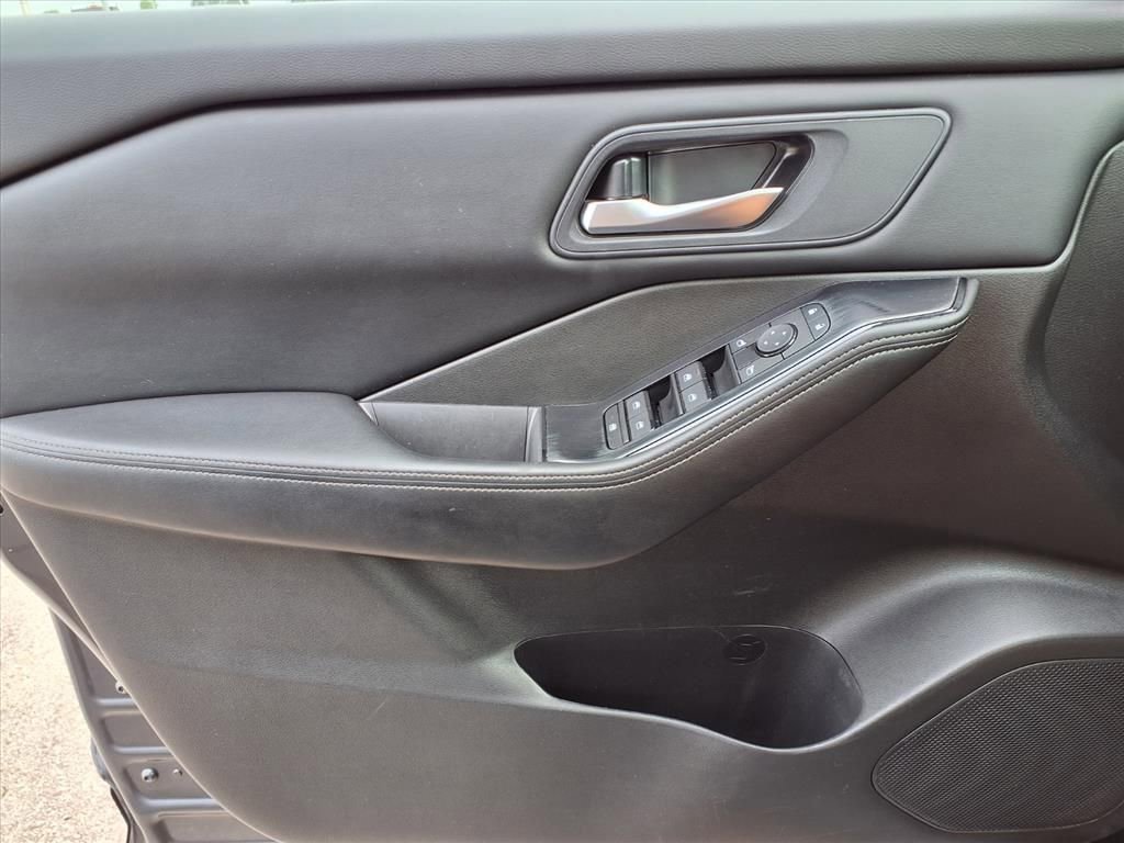Used 2024 Nissan Rogue SV image 22