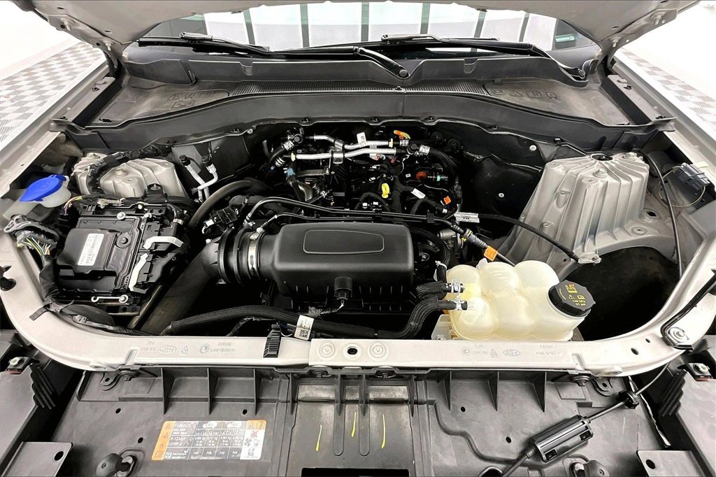 Used 2022 Ford Explorer XLT w/ Equipment Group 202A image 10