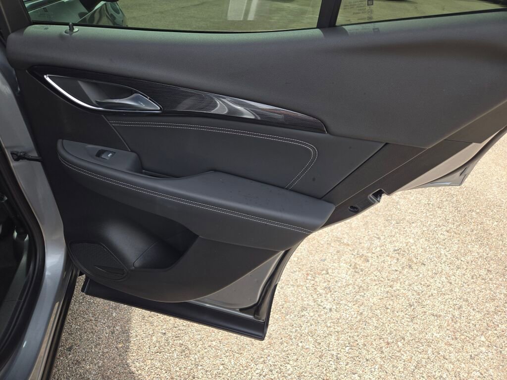 Used 2023 Buick Envision Essence image 9