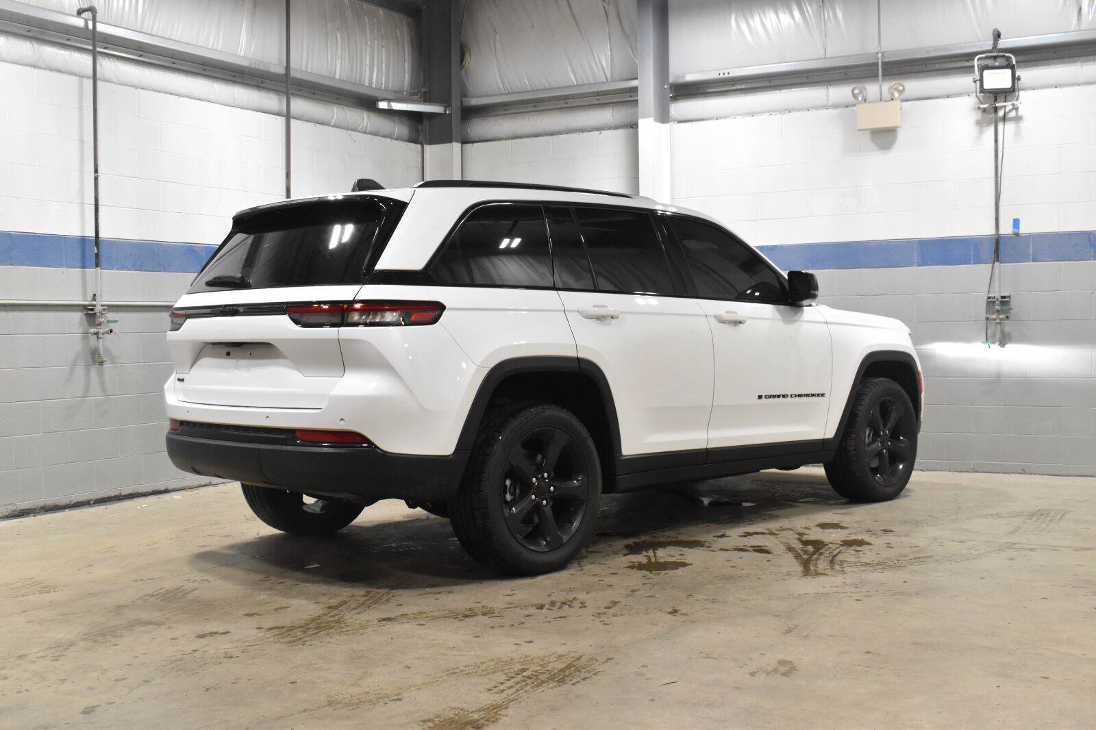 Used 2024 Jeep Grand Cherokee Altitude AWD/4WD image 23