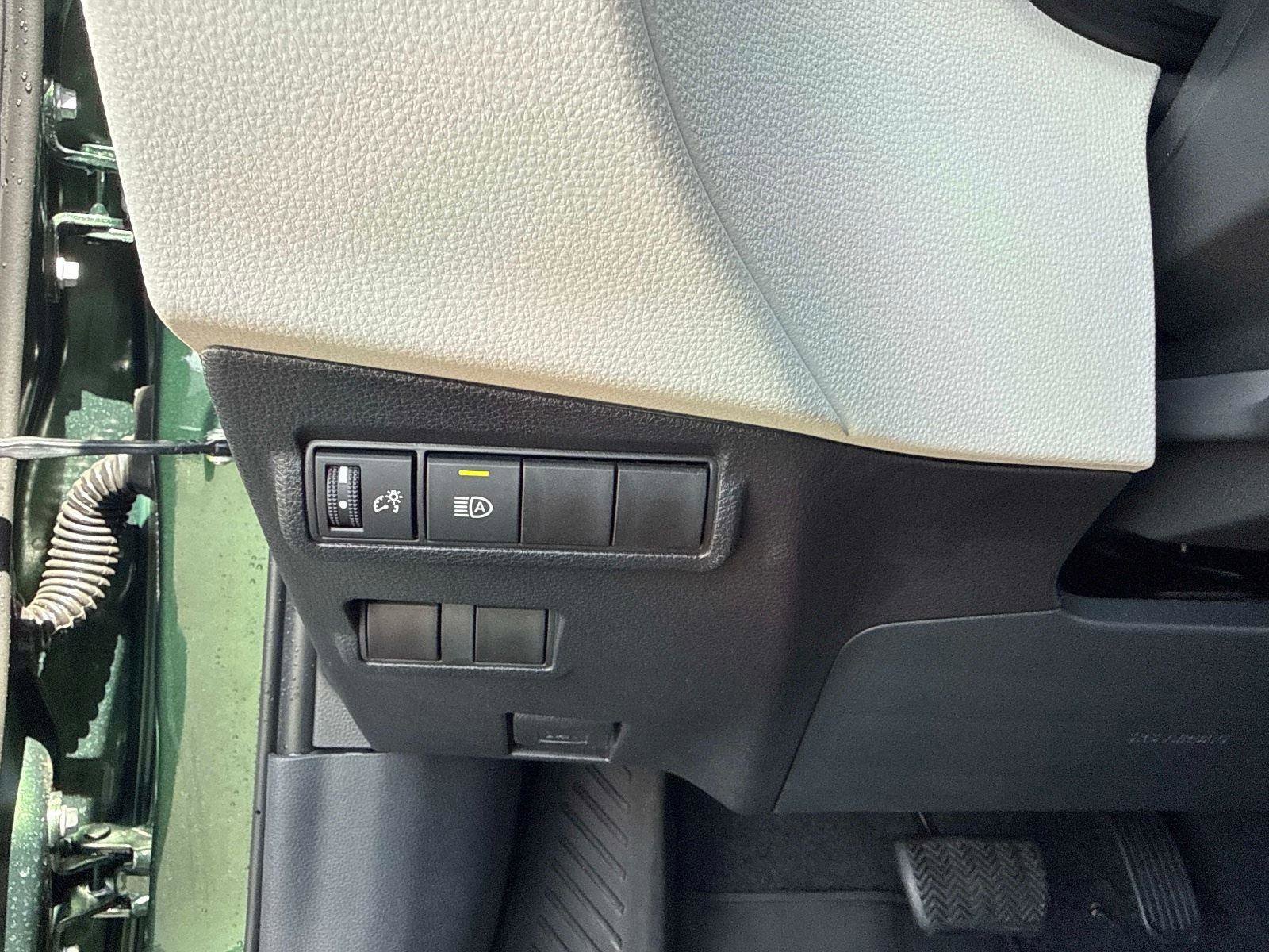 Used 2025 Toyota Corolla Cross LE image 29