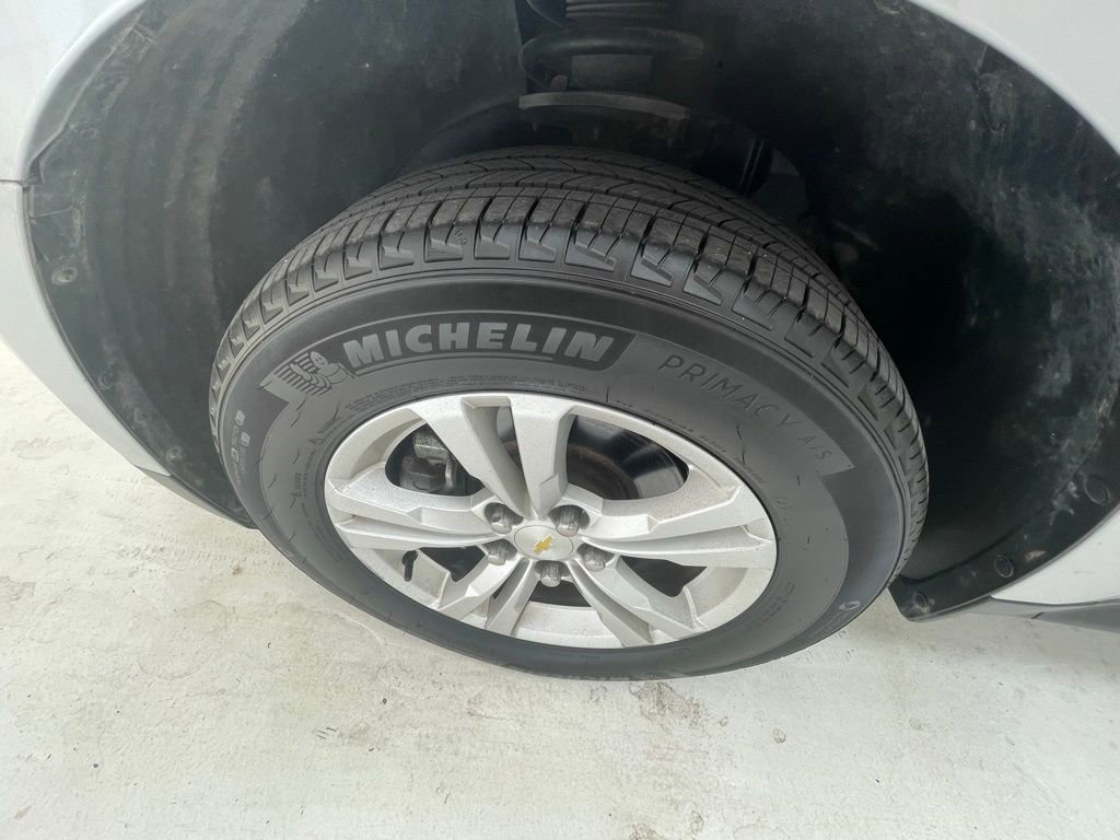 Used 2017 Chevrolet Equinox L image 9