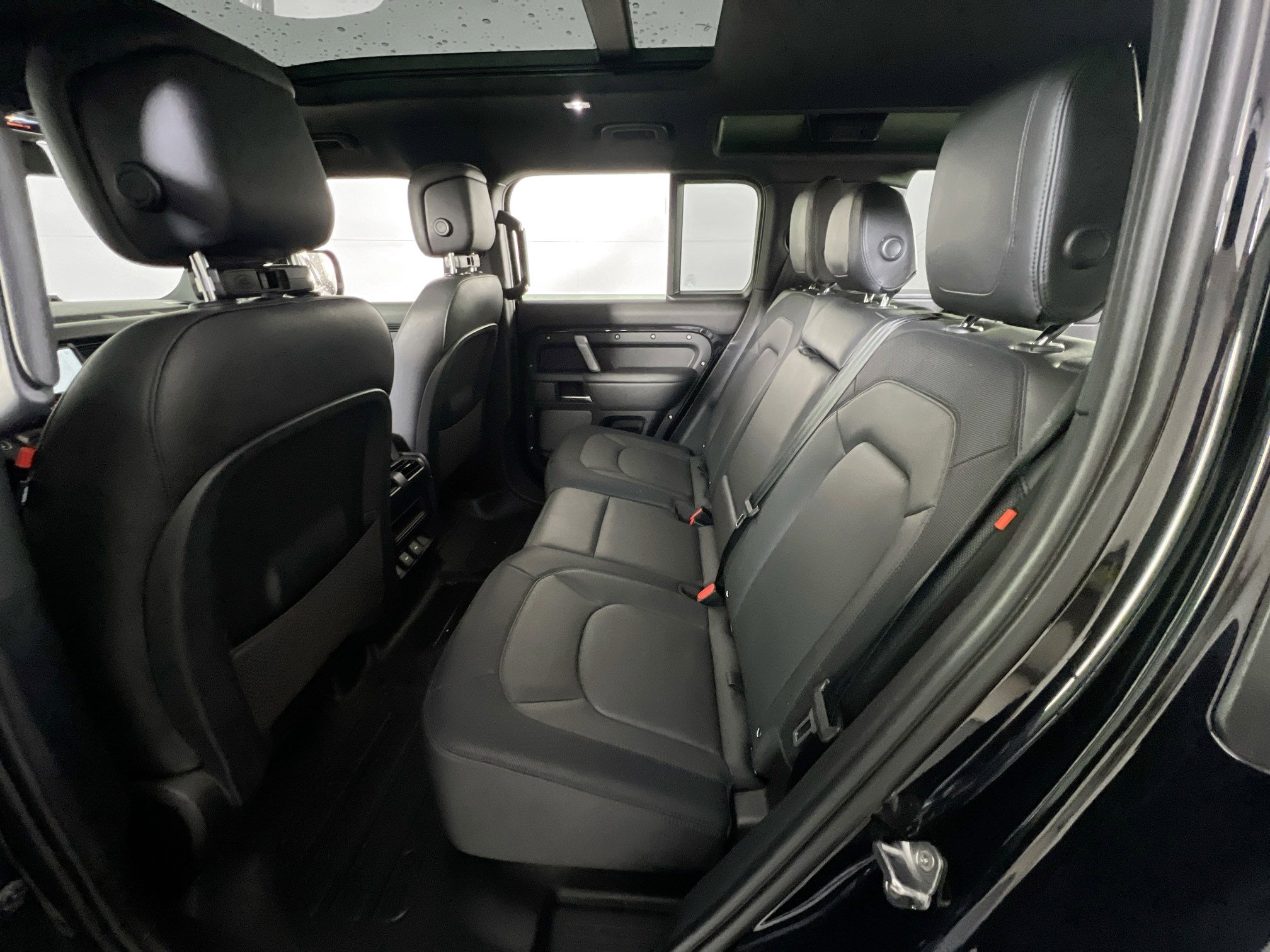 Used 2024 Land Rover Defender 110 X-Dynamic SE image 24