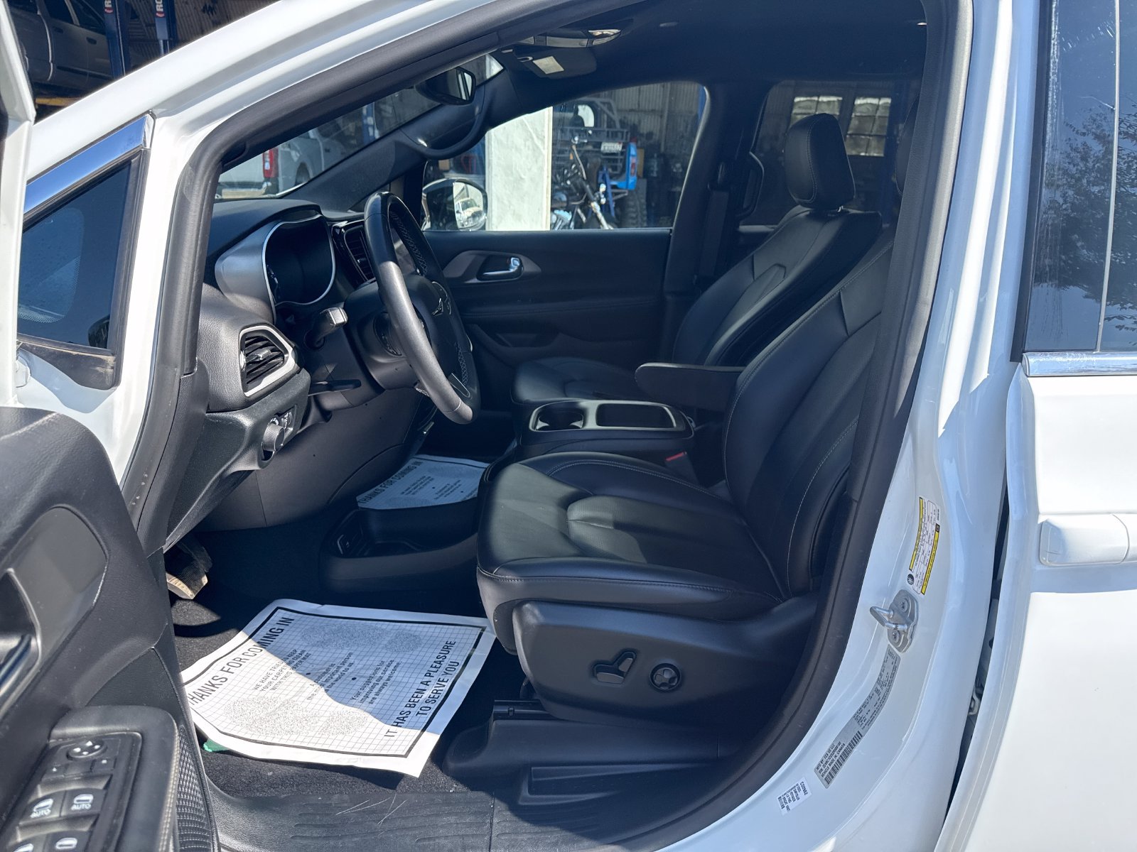 Used 2025 Chrysler Voyager LX FWD image 9