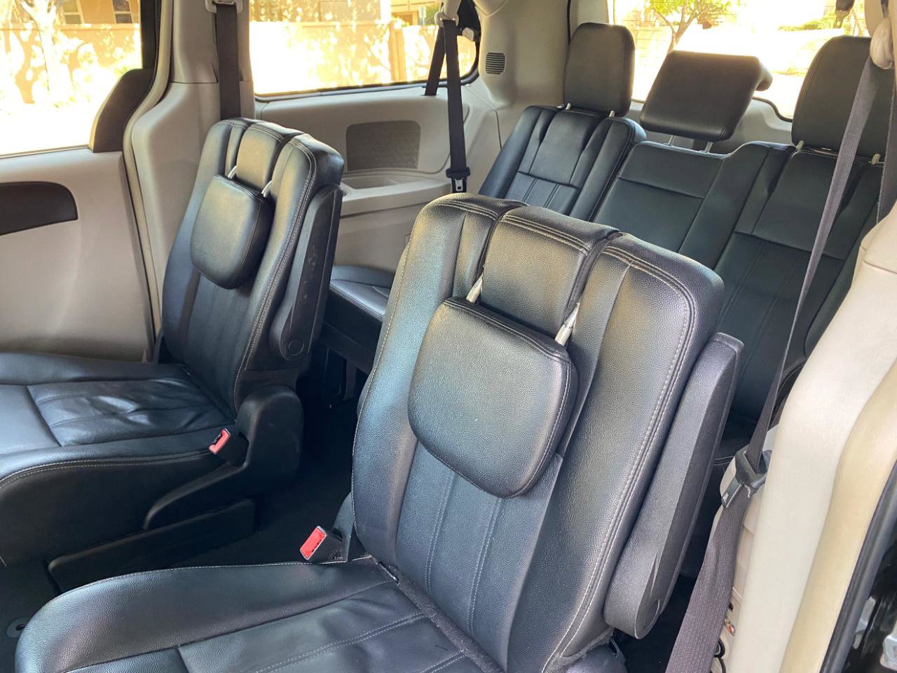 Used 2016 Chrysler Town & Country Touring FWD image 35