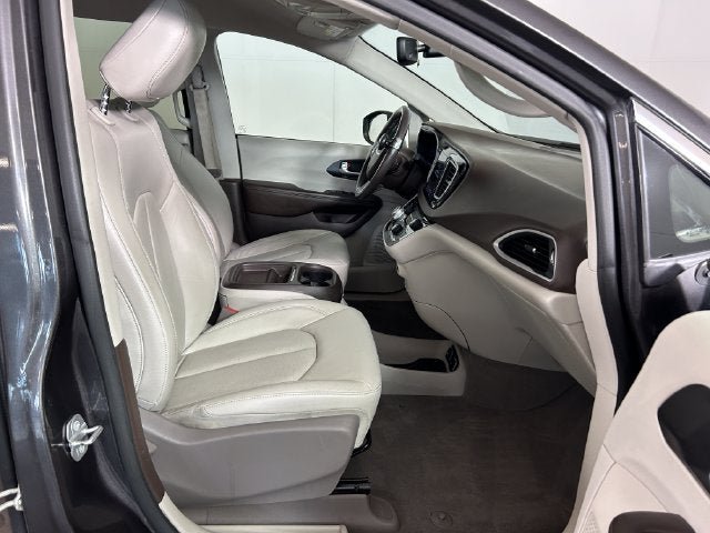 Used 2020 Chrysler Pacifica Touring-L FWD image 27