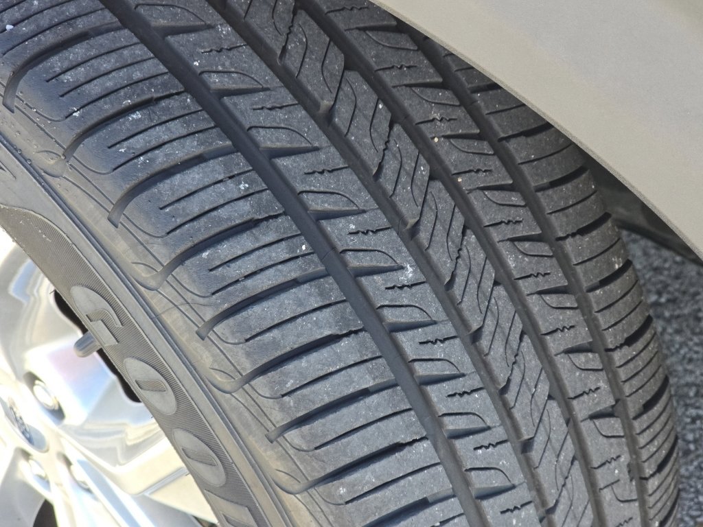 Used 2020 Ford Explorer XLT w/ Equipment Group 202A image 4