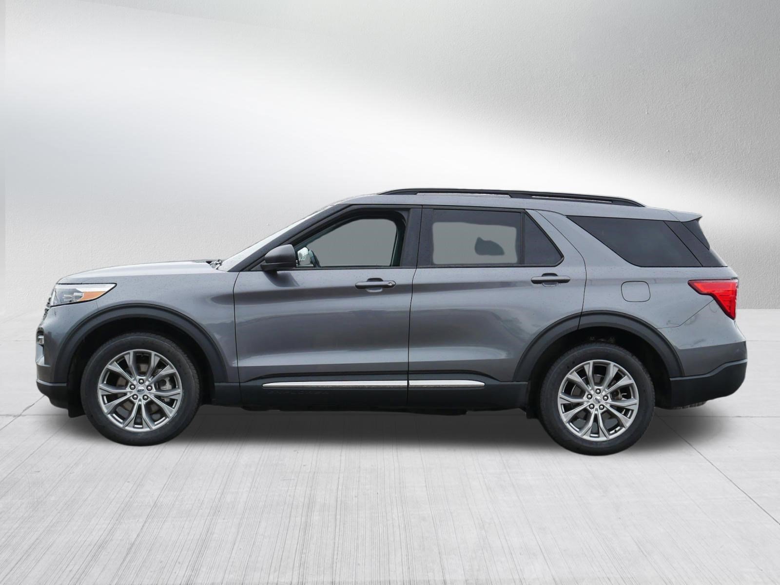 Used 2022 Ford Explorer XLT w/ Equipment Group 202A AWD/4WD image 4