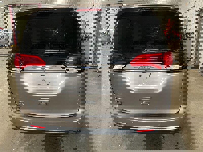 Used 2018 Chrysler Pacifica Touring-L image 26