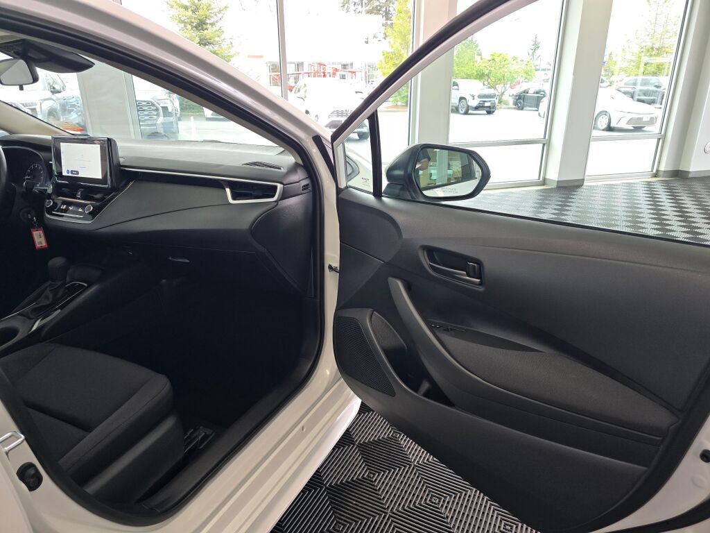 Used 2025 Toyota Corolla LE FWD image 40