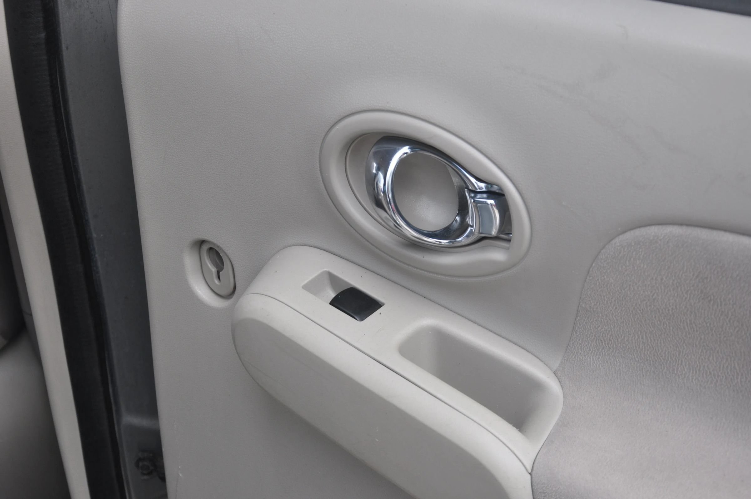 Used 2010 Nissan Cube 1.8 SL w/ Interior Designer Pkg FWD image 17