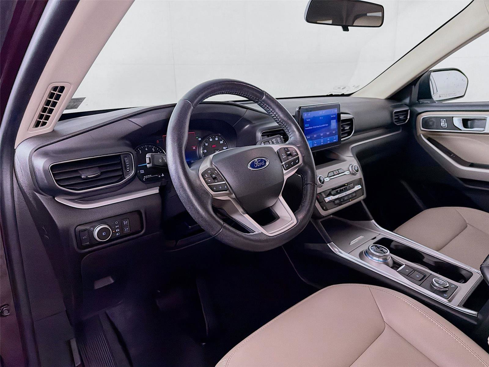 Used 2022 Ford Explorer XLT w/ Equipment Group 202A image 9