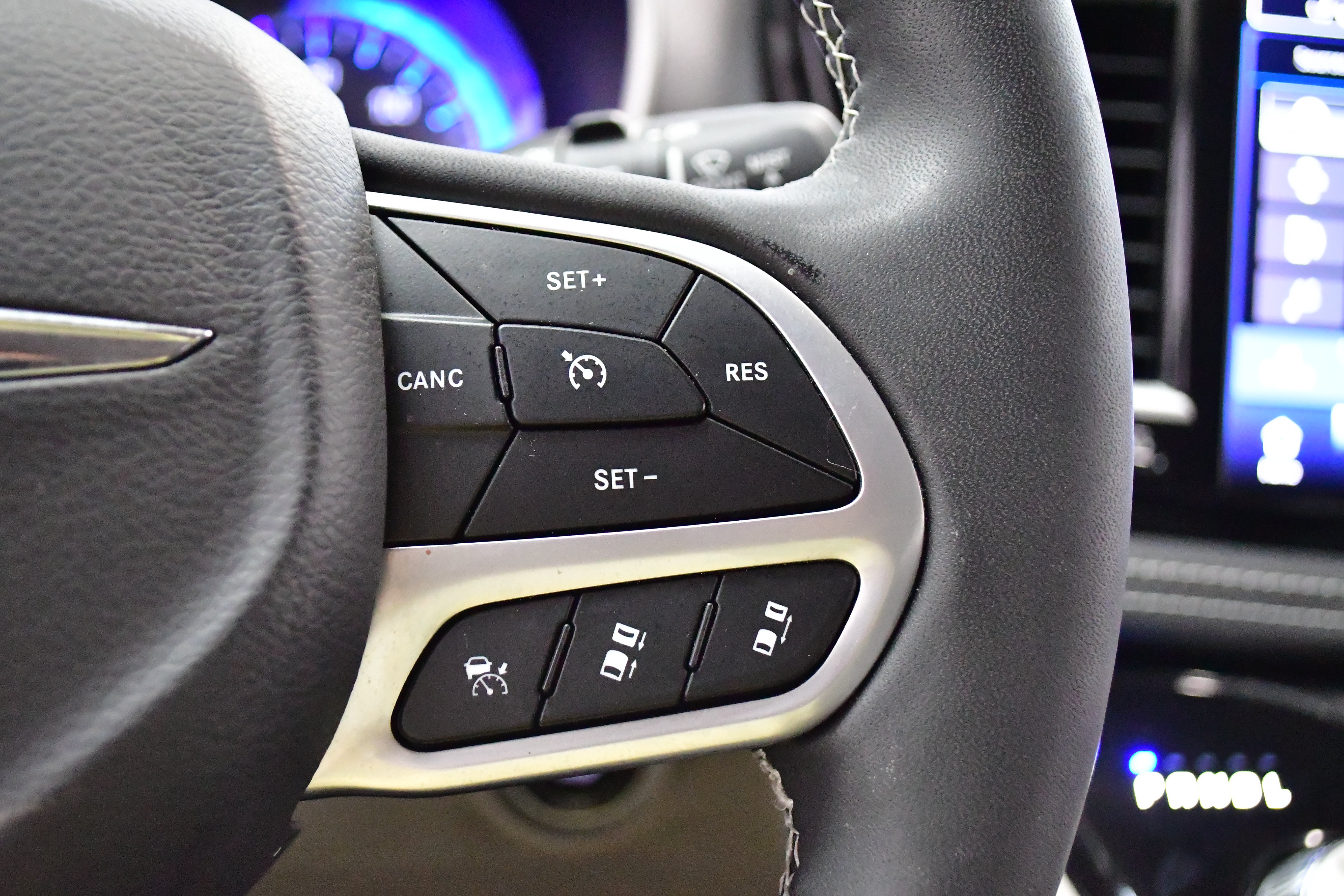 Used 2023 Chrysler Pacifica Touring-L w/ Uconnect Theater Family Group FWD image 27
