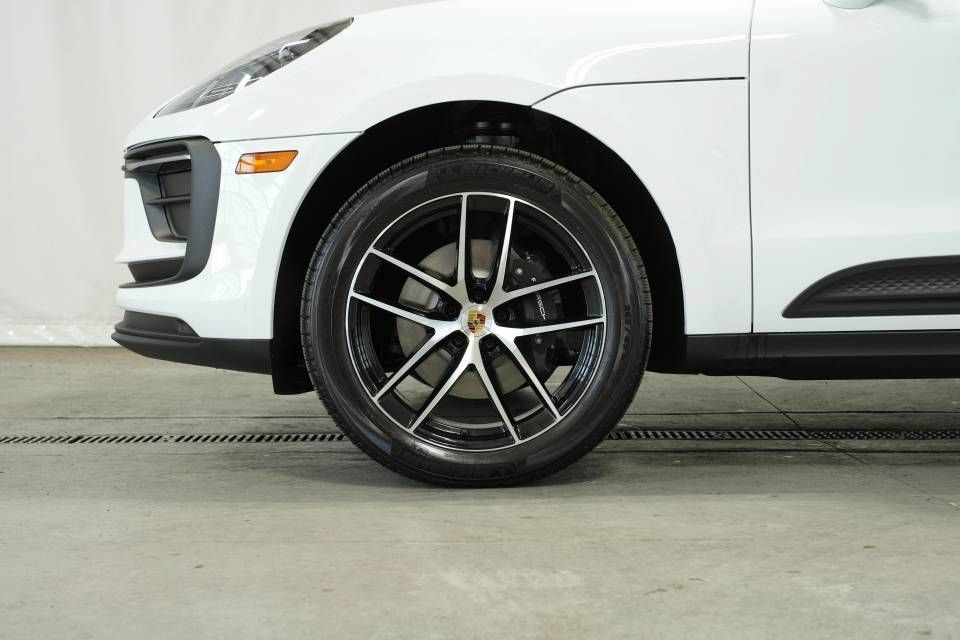 Certified 2025 Porsche Macan AWD/4WD image 42