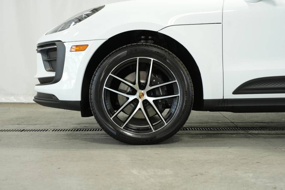 Certified 2025 Porsche Macan AWD/4WD image 42