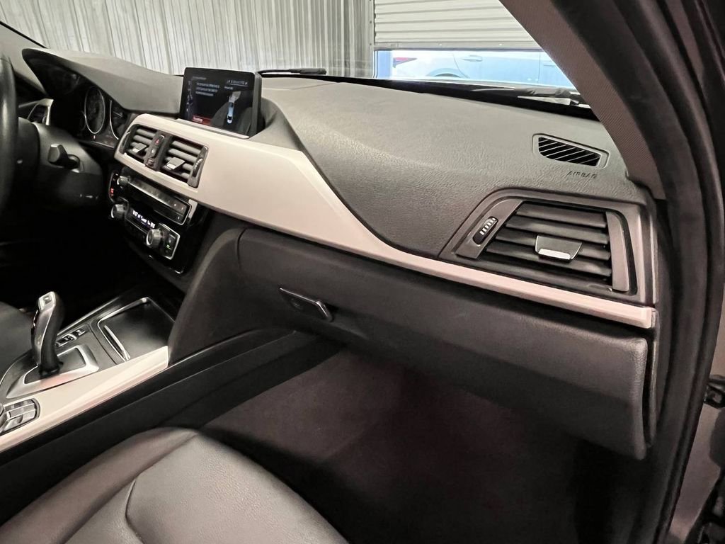 Used 2017 BMW 320i xDrive Sedan AWD/4WD image 38