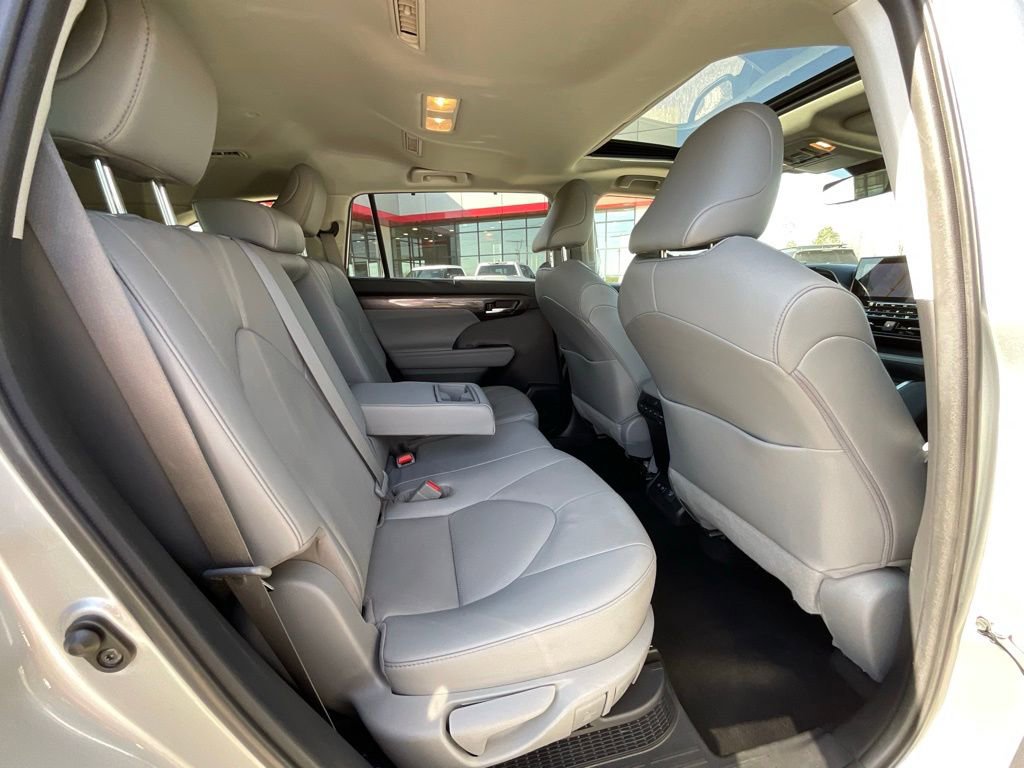 Used 2021 Toyota Highlander Limited image 17