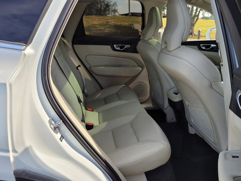Used 2020 Volvo XC60 T6 Momentum w/ Protection Package image 15