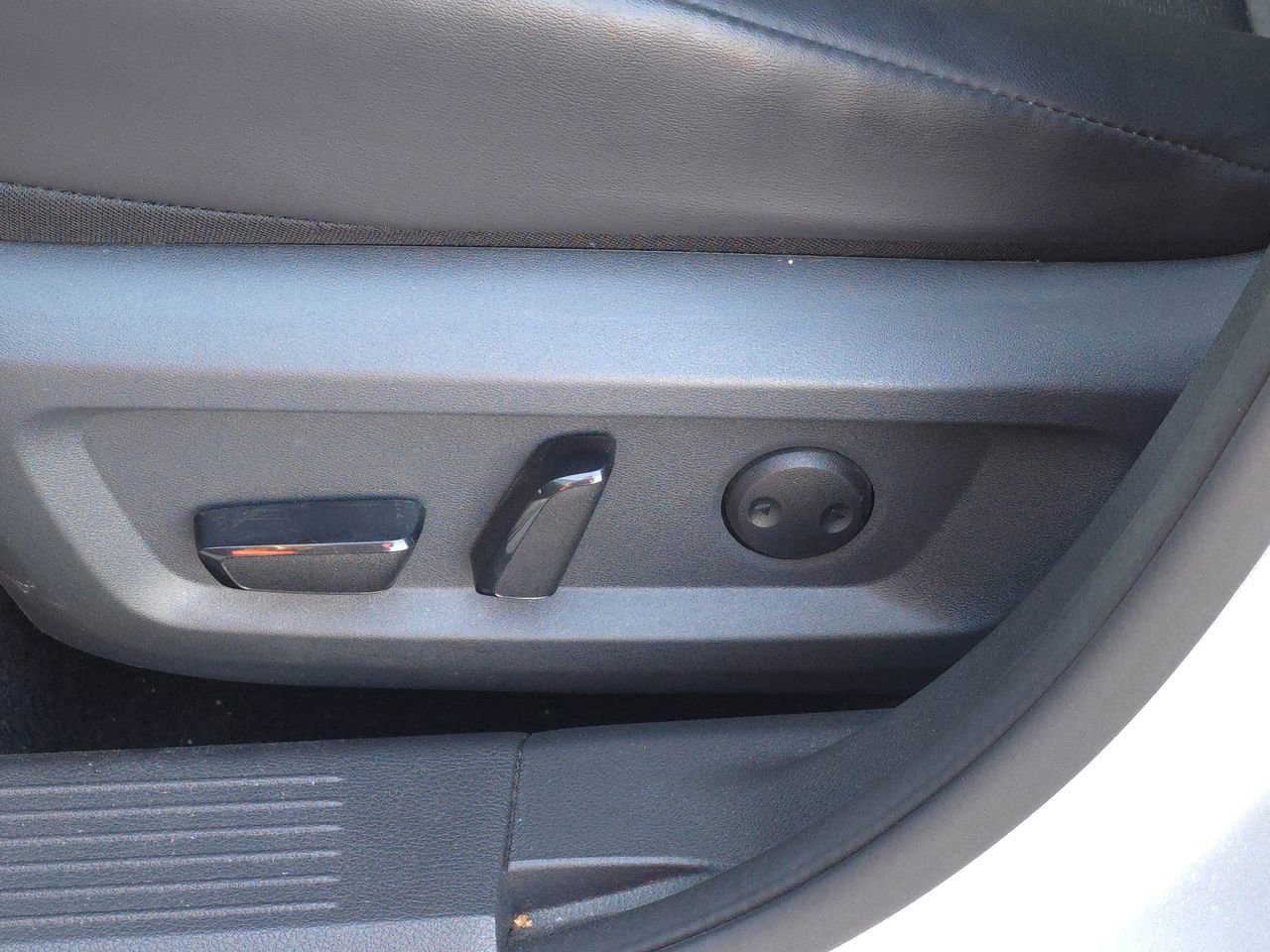 Used 2025 Nissan Rogue SV w/ SV Premium Package image 11