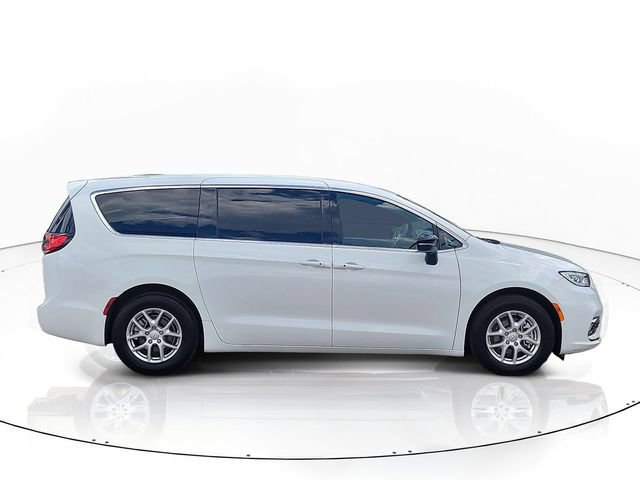 Used 2025 Chrysler Pacifica Select FWD image 4