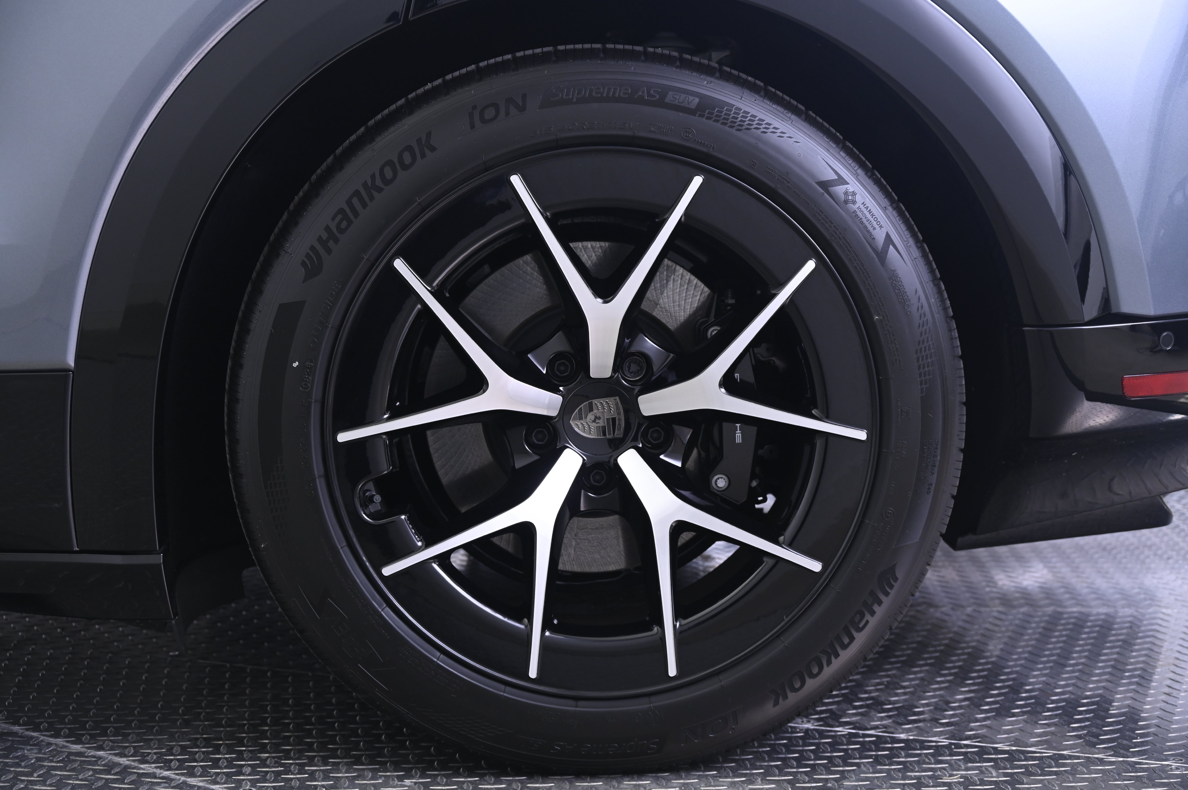Certified 2026 Porsche Cayenne Turbo AWD/4WD image 12