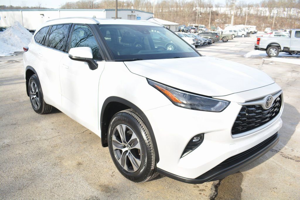 Used 2022 Toyota Highlander XLE image 4