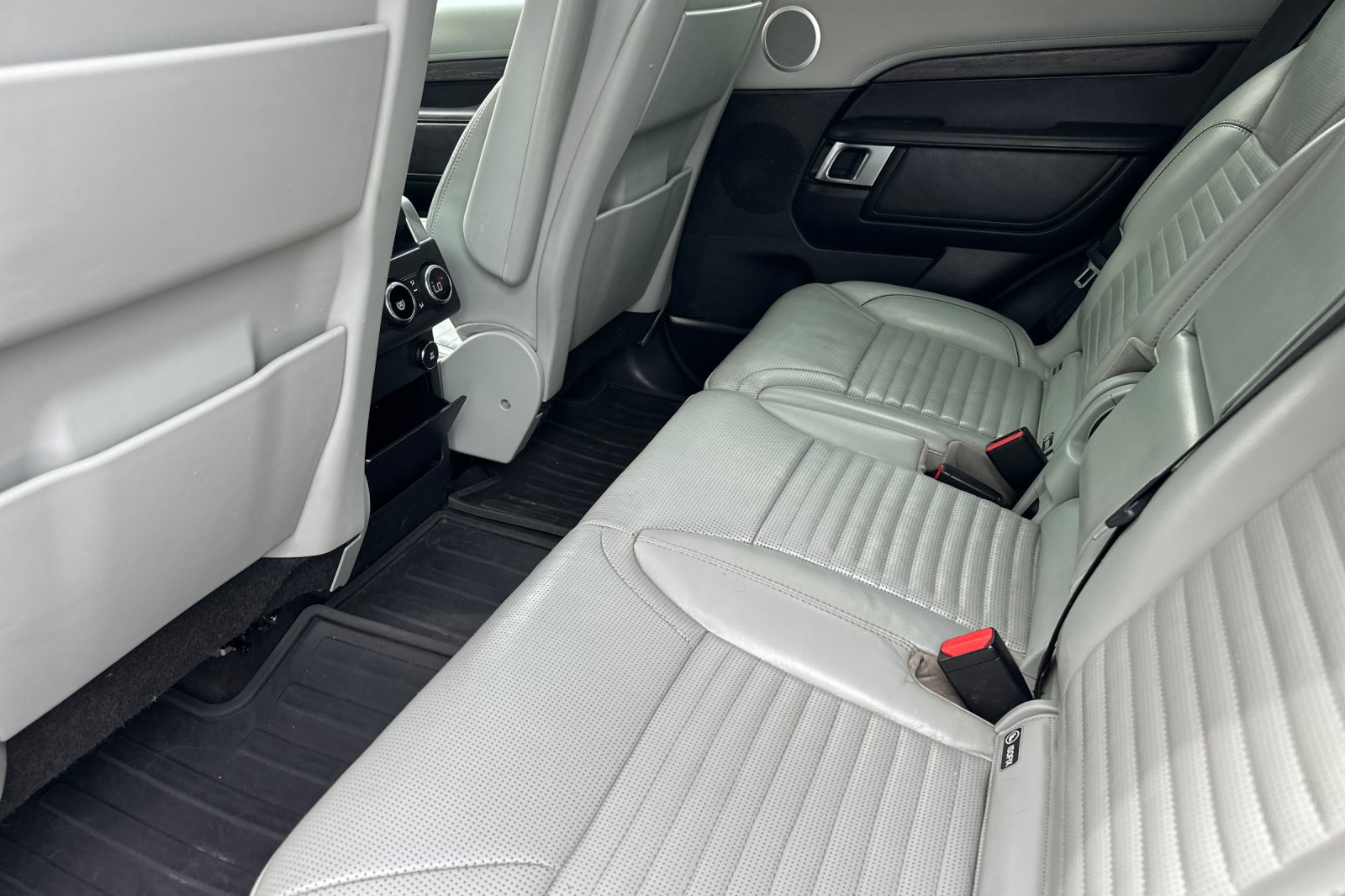 Used 2020 Land Rover Discovery HSE Luxury image 12