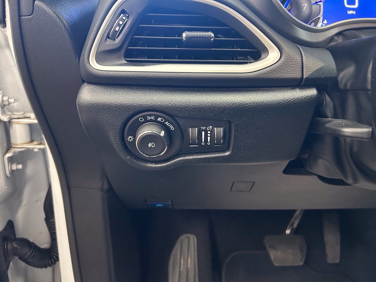 Used 2025 Chrysler Pacifica Select FWD image 16