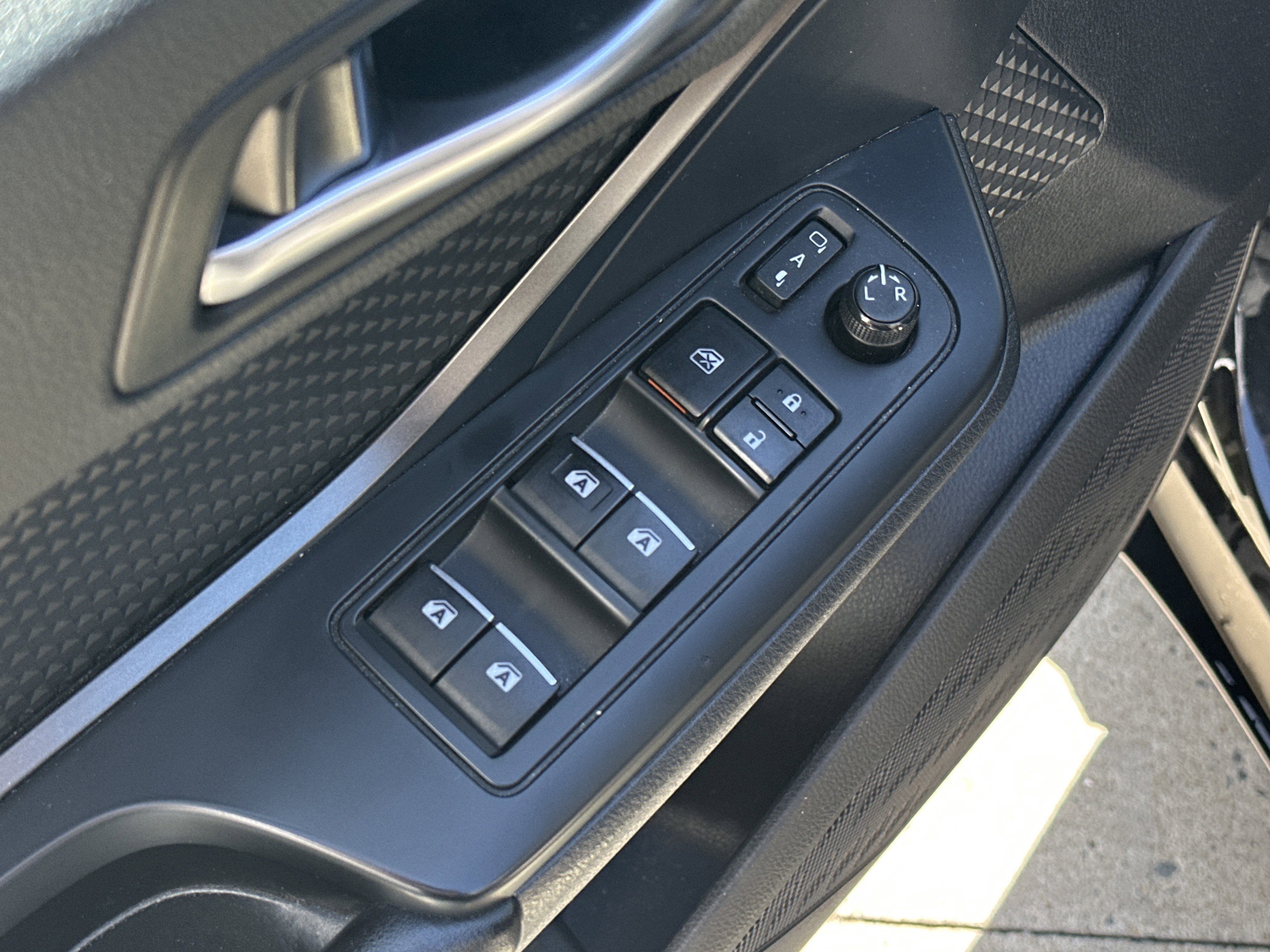 Used 2018 Toyota C-HR XLE FWD image 14