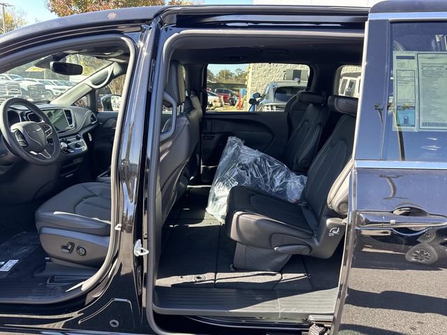 New 2026 Chrysler Pacifica Select image 13