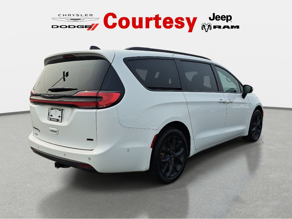 Certified 2023 Chrysler Pacifica Touring-L w/ Uconnect Theater Family Group AWD/4WD image 4