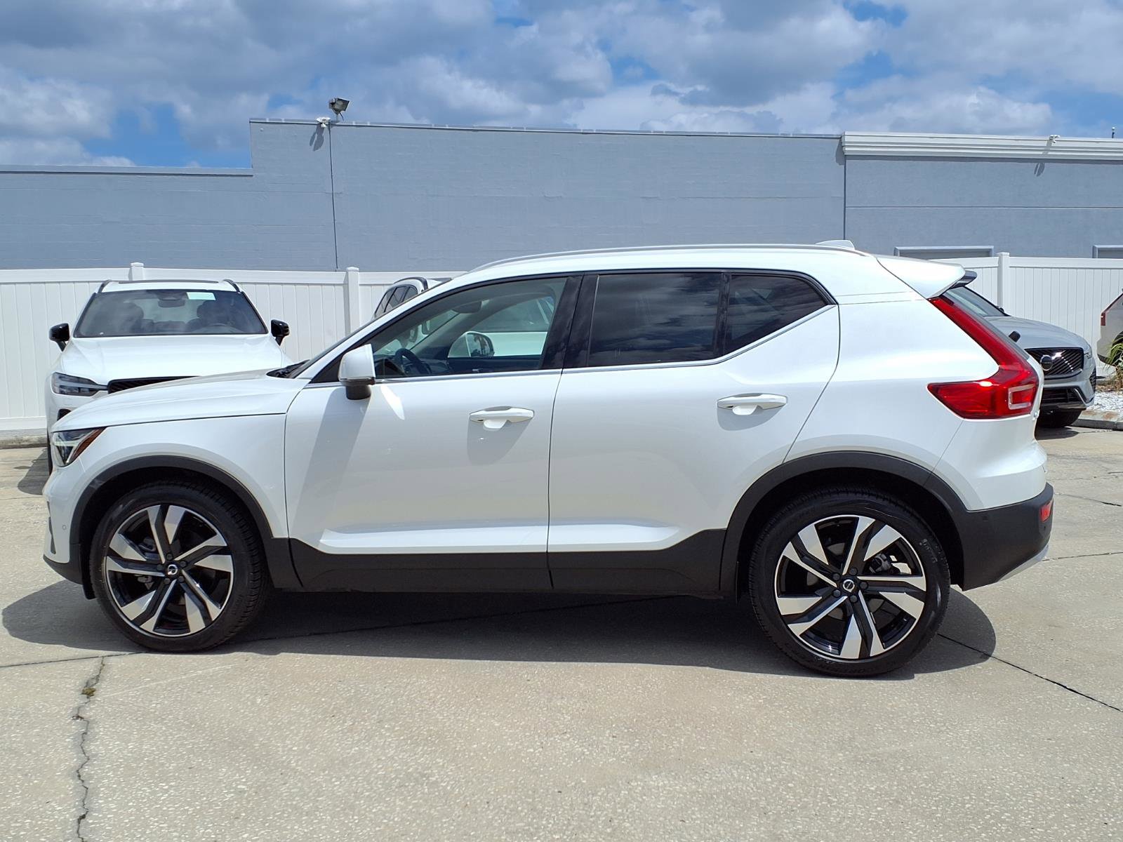 Certified 2023 Volvo XC40 B5 Plus w/ Driver Assist Package image 4