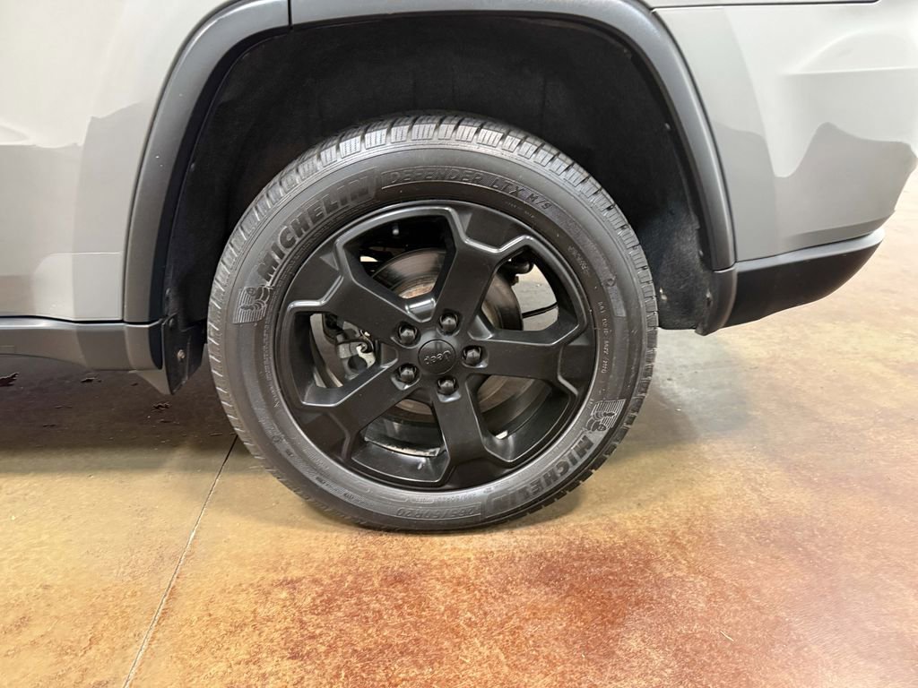 Used 2019 Jeep Grand Cherokee Laredo AWD/4WD image 91