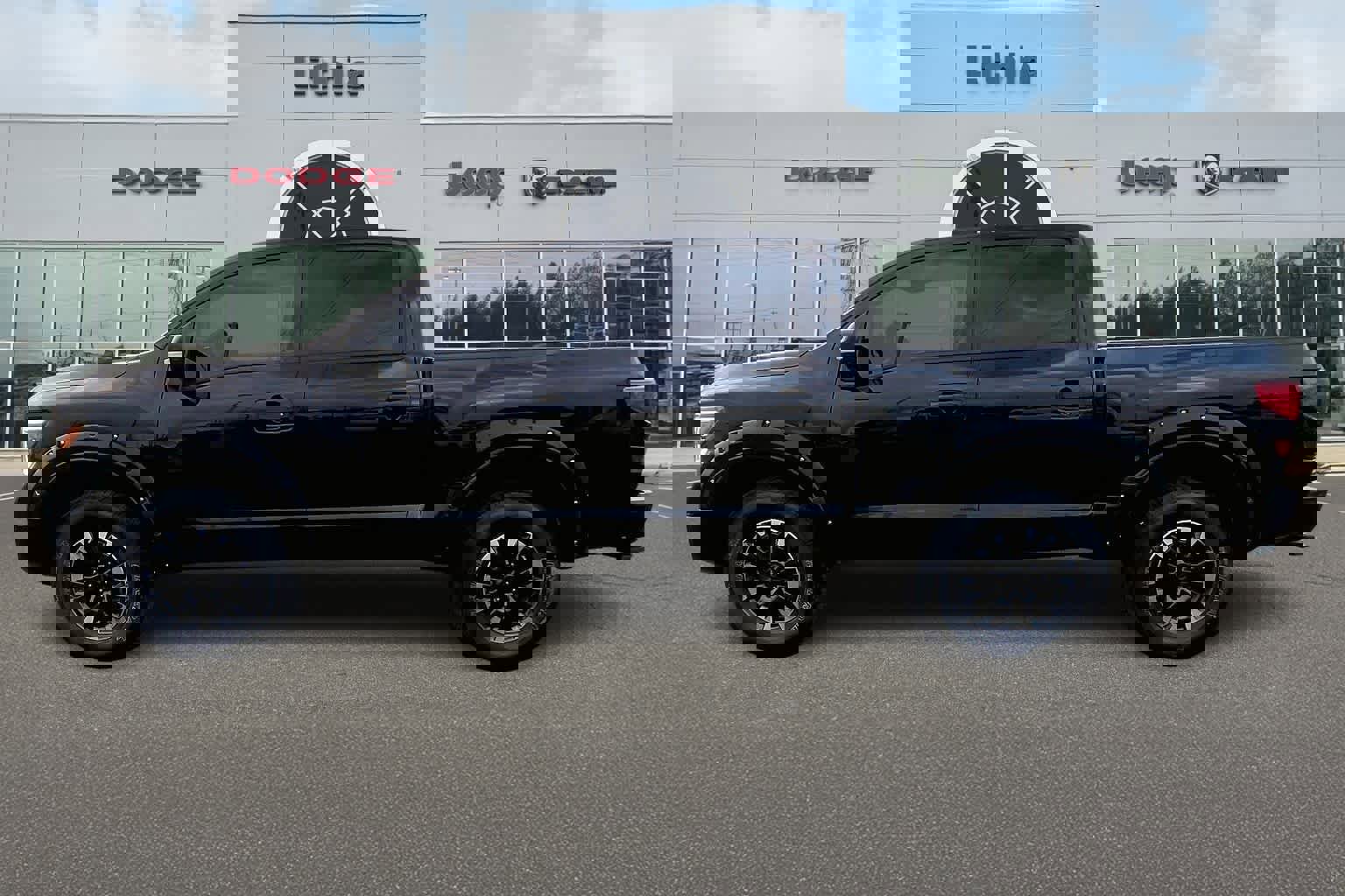 Used 2021 Nissan Titan PRO-4X w/ Pro-4x Convenience Package image 3