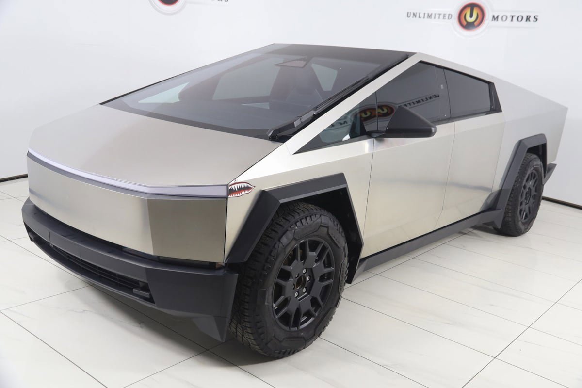 Used 2024 Tesla Cybertruck AWD Crew Cab image 25