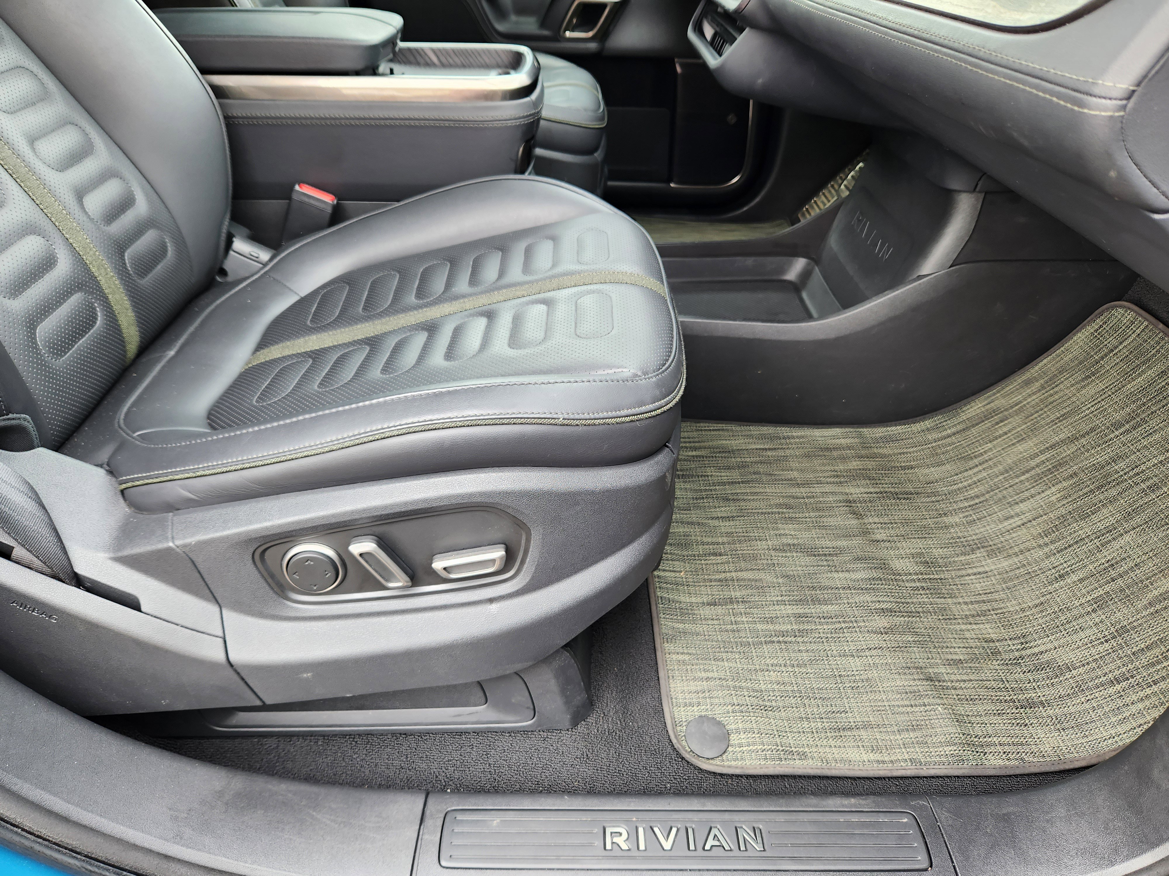 Used 2024 Rivian R1S Adventure image 19