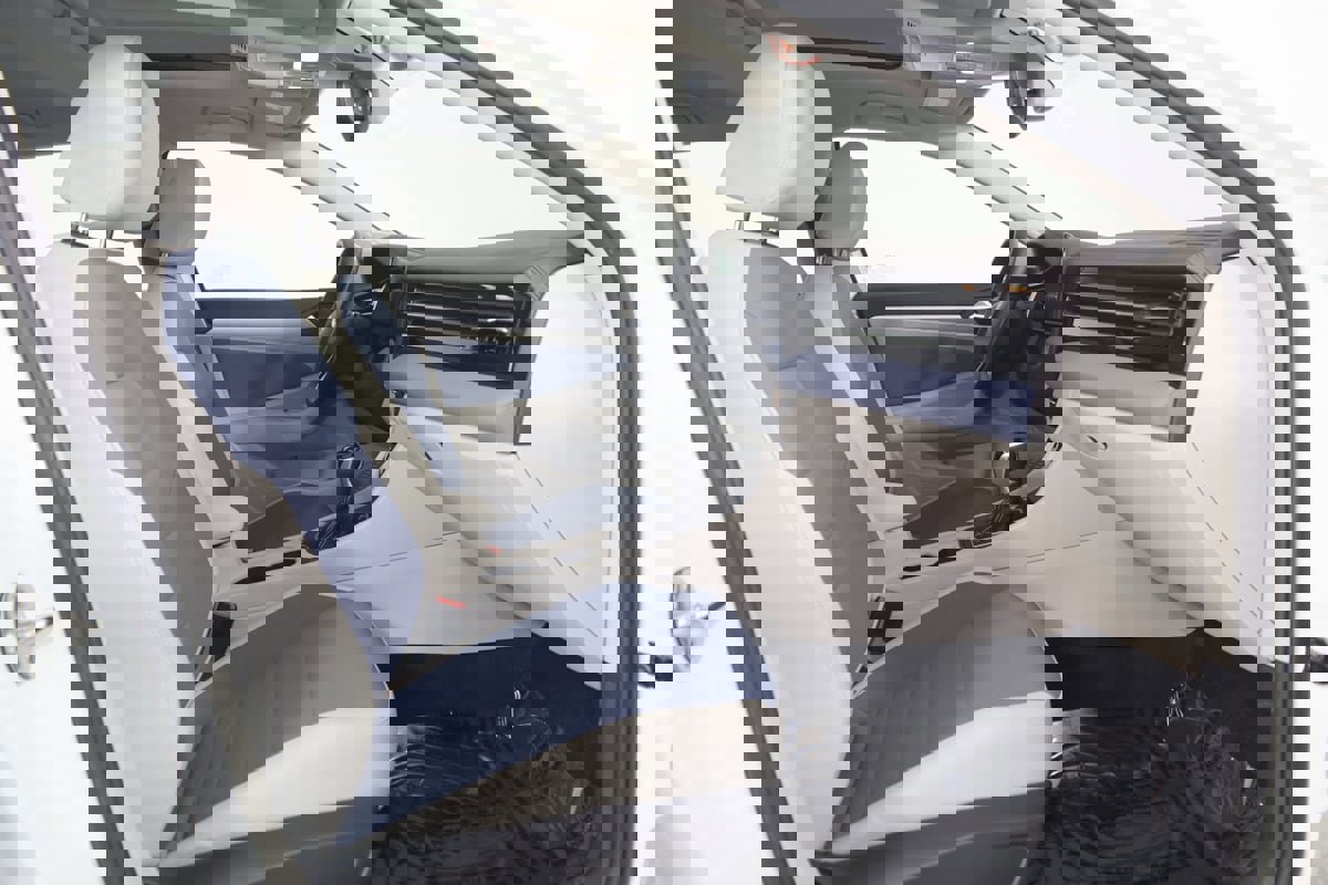 Used 2025 Volkswagen Jetta SE image 12