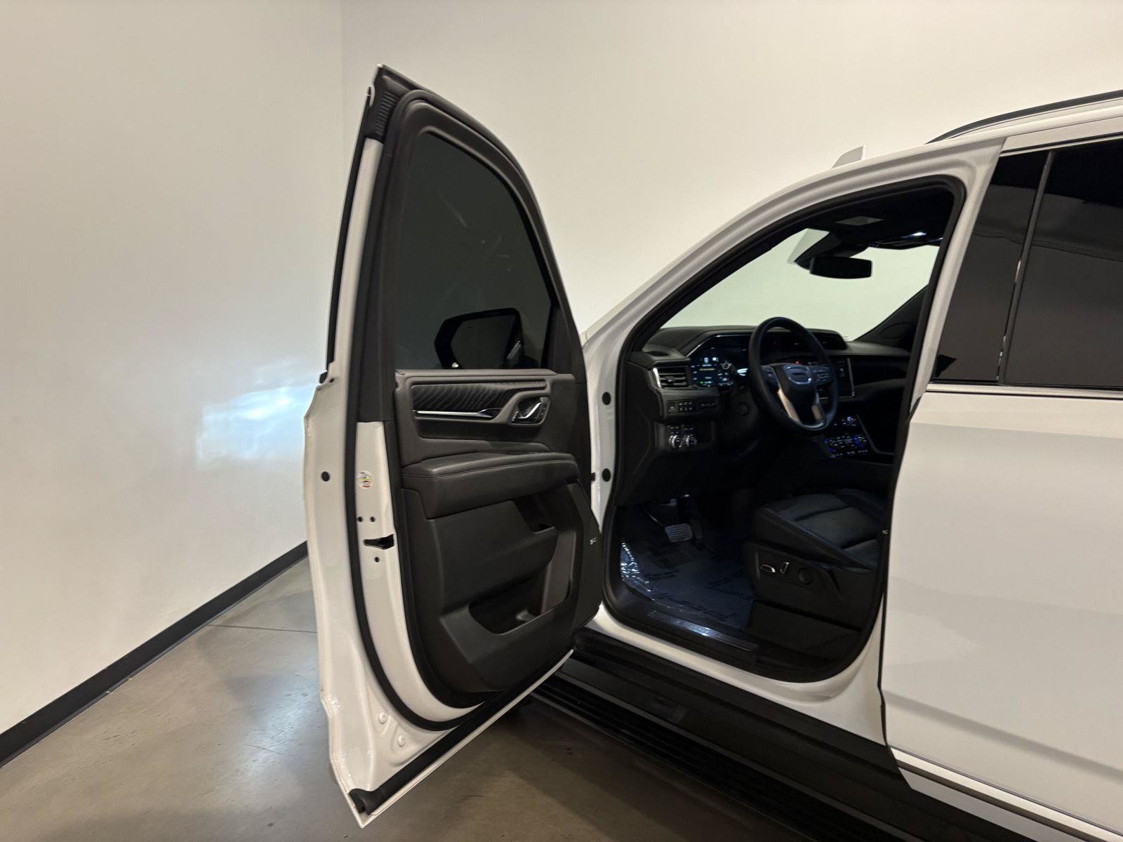 Used 2023 GMC Yukon Denali AWD/4WD image 13