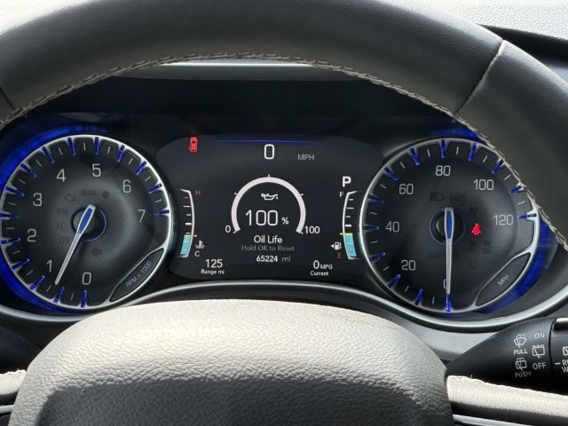 Used 2024 Chrysler Pacifica Touring-L FWD image 16