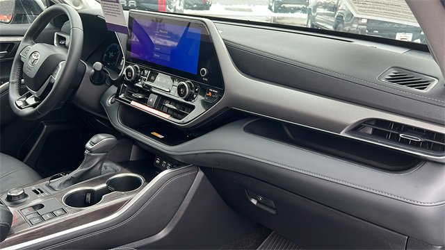 Certified 2025 Toyota Highlander Limited image 35