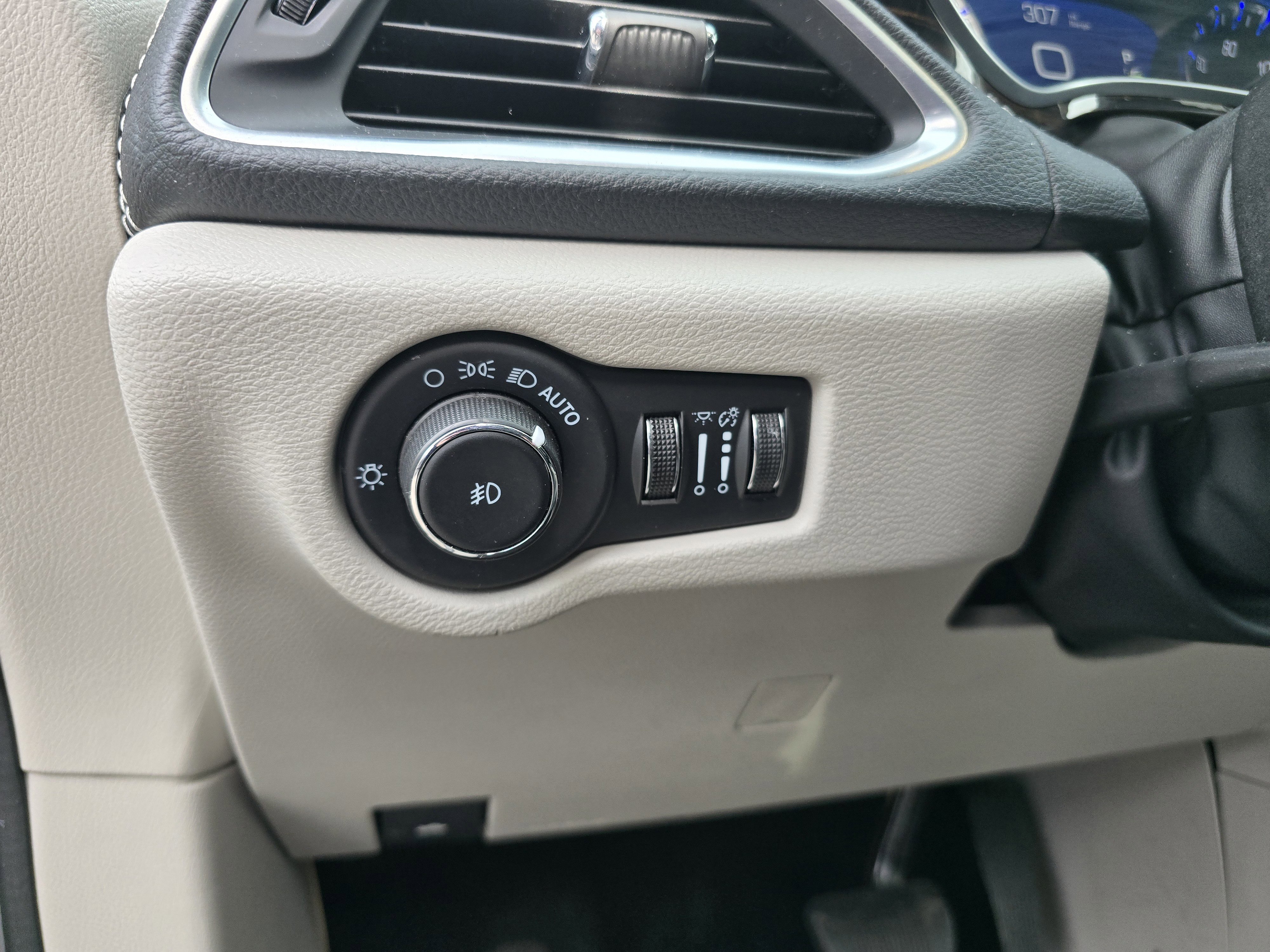 Used 2023 Chrysler Pacifica Limited FWD image 20